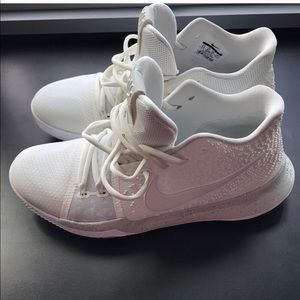 Nike kyrie 3’s